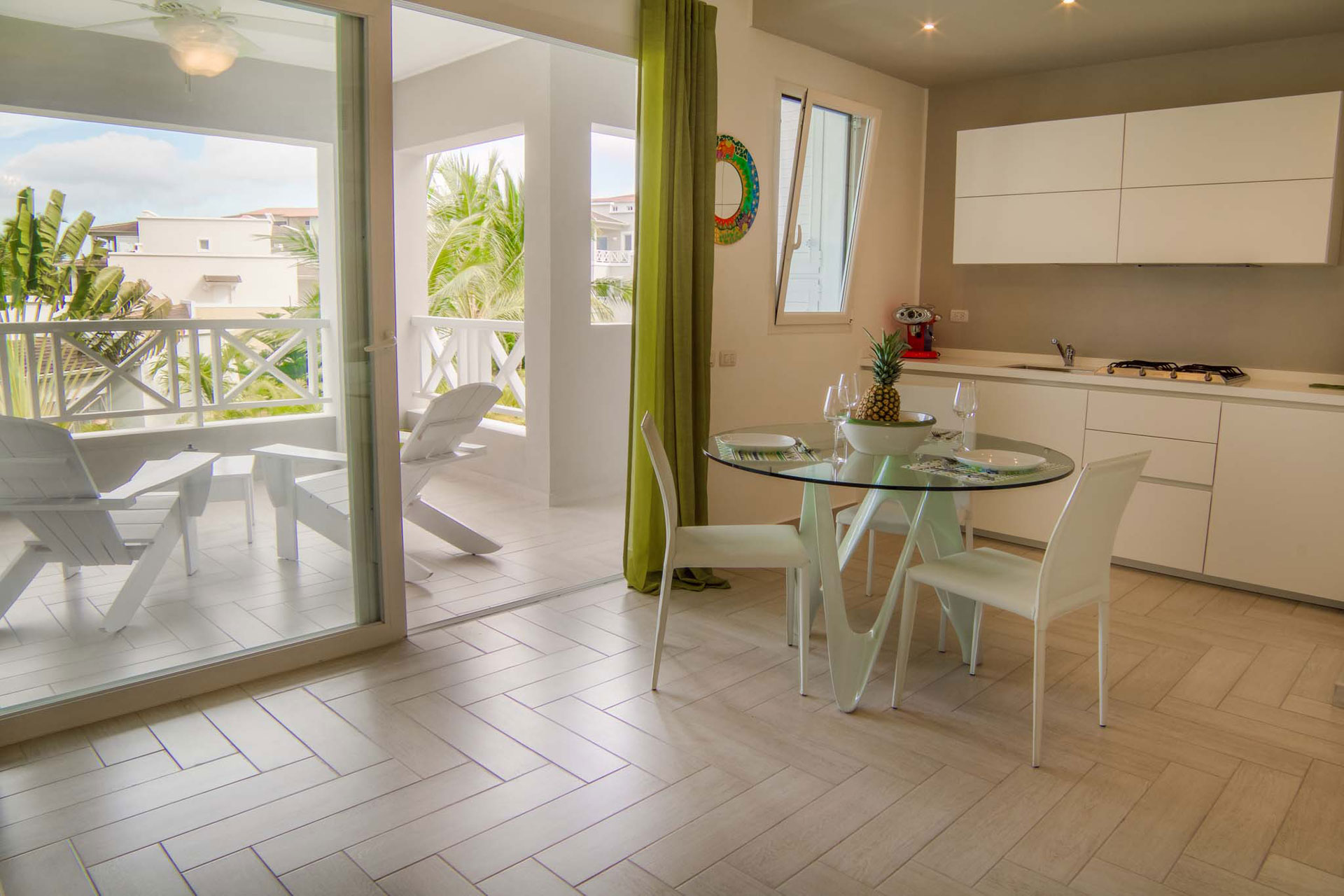 Apartamento Tracadero Beach Resort, Bayahibe Dominicus, sala, cocina y terraza